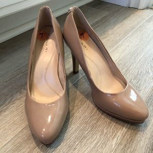 TAHARI Gallery Pump in Nude